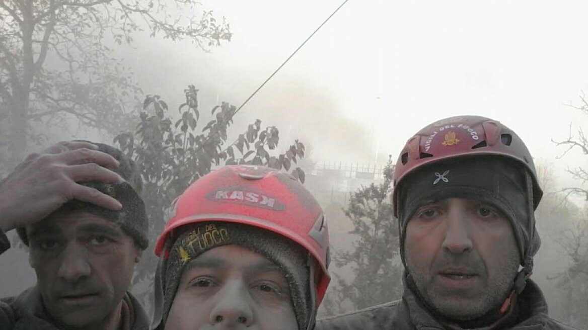 Ιταλία: Η σκονισμένη selfie των πυροσβεστών στα συντρίμμια της σεισμόπληκτης Αρκουάτα ντελ Τρόντο